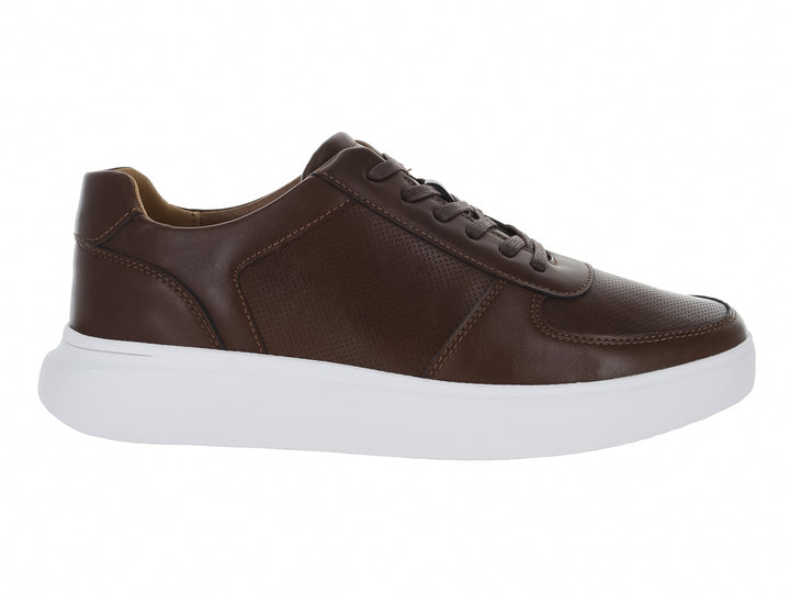 Tenis casuales de color marrón con suela blanca y cordones.