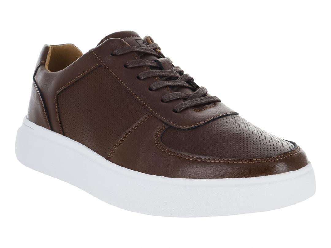 Tenis casuales de color marrón con suela blanca y cordones.