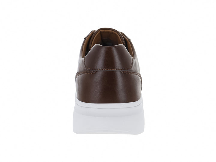 Tenis casuales de color marrón con suela blanca y cordones.