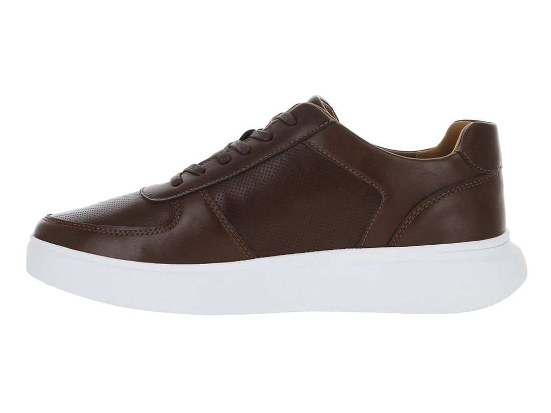 Tenis casuales de color marrón con suela blanca y cordones.