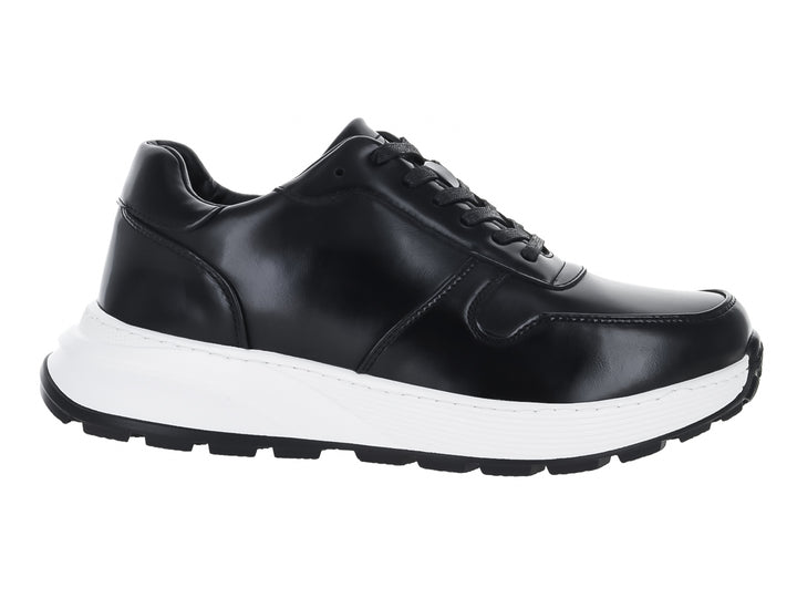 Tenis casuales de color negro con suela gruesa blanca y cordones negros.