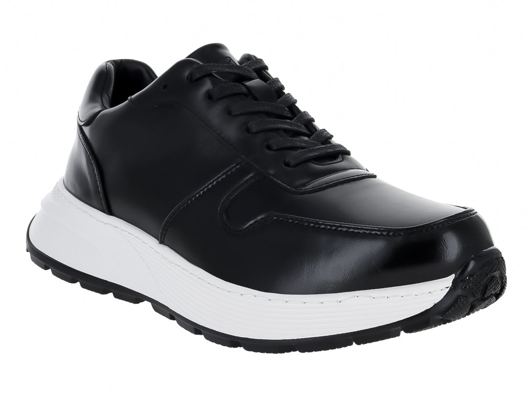 Tenis casuales de color negro con suela gruesa blanca y cordones negros.
