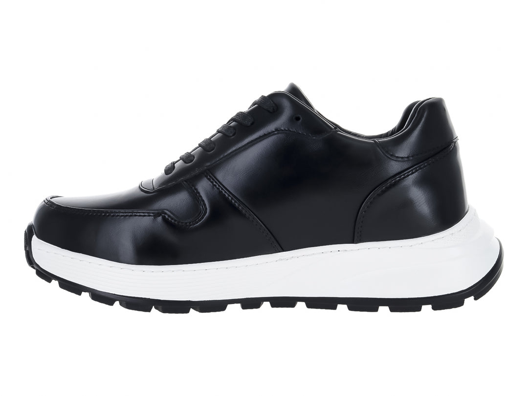 Tenis casuales de color negro con suela gruesa blanca y cordones negros.