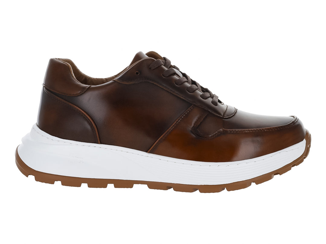 Zapato casual color marrón con suela blanca gruesa y cordones.