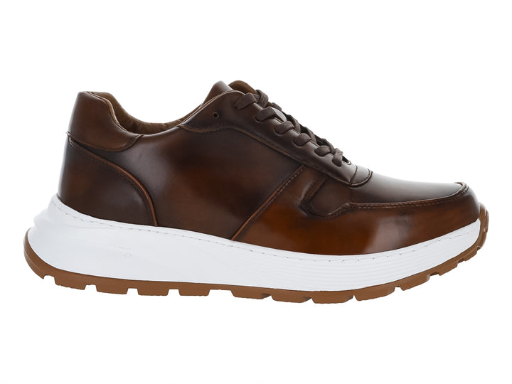 Zapato casual color marrón con suela blanca gruesa y cordones.