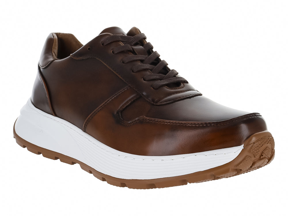 Zapato casual color marrón con suela blanca gruesa y cordones.