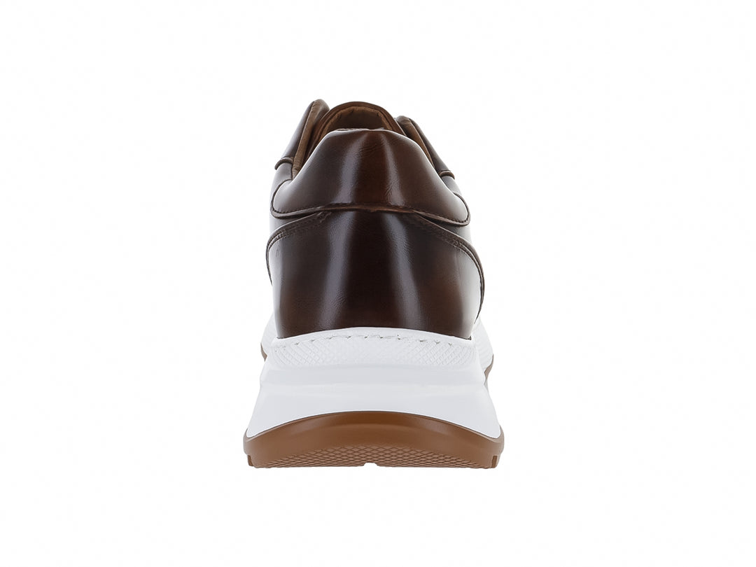 Zapato casual color marrón con suela blanca gruesa y cordones.