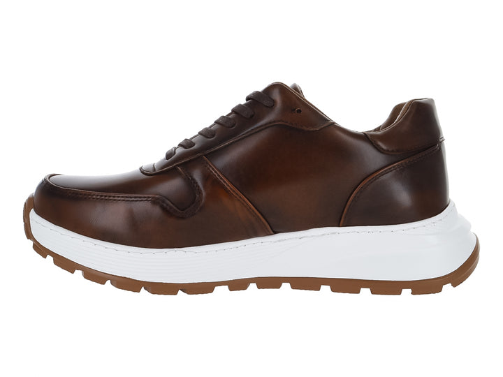 Zapato casual color marrón con suela blanca gruesa y cordones.