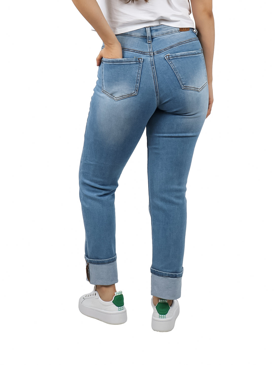 Pantalón de mezclilla azul claro para mujer, corte recto con detalles desgastados y bajos doblados.