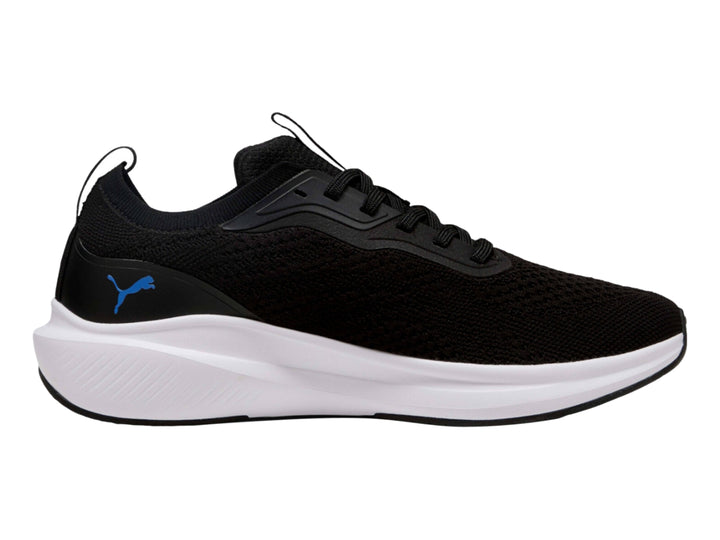Tenis deportivos PUMA color negro con suela blanca y logo azul en el costado.