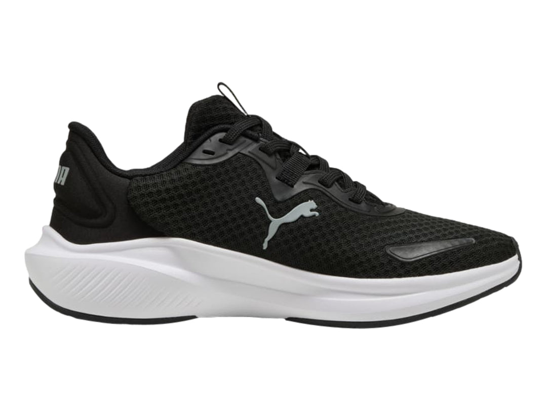 Tenis deportivos PUMA de color negro con suela blanca y logotipo lateral en gris.