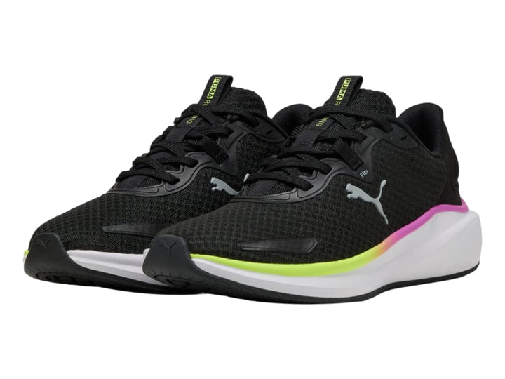 Tenis deportivos PUMA de color negro con suela blanca y logotipo lateral en gris.