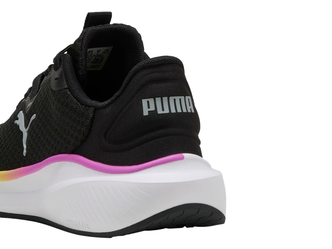 Tenis deportivos PUMA de color negro con suela blanca y logotipo lateral en gris.