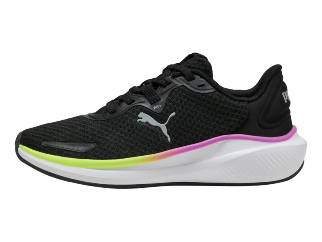 Tenis deportivos PUMA de color negro con suela blanca y logotipo lateral en gris.