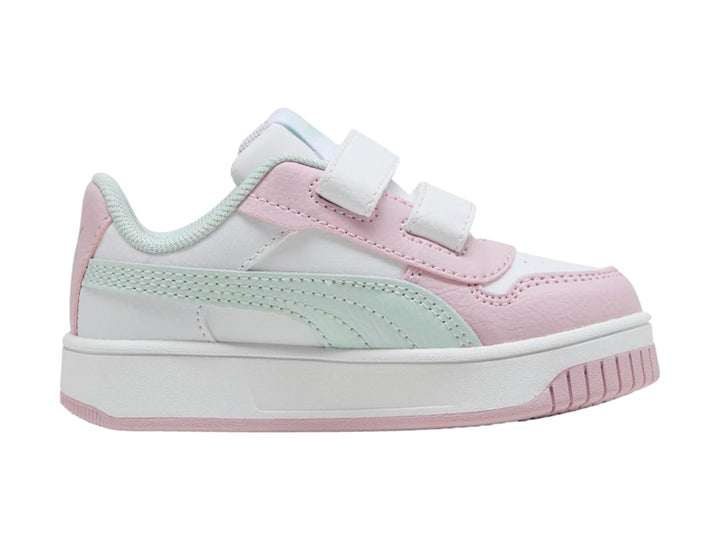 Tenis PUMA infantiles blancos y rosas con detalles en azul claro y cierre de velcro.