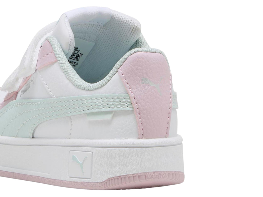 Tenis PUMA infantiles blancos y rosas con detalles en azul claro y cierre de velcro.