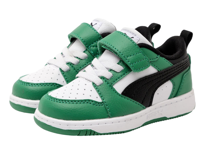 Tenis PUMA infantiles en colores verde, blanco y negro con correa de velcro y agujetas.