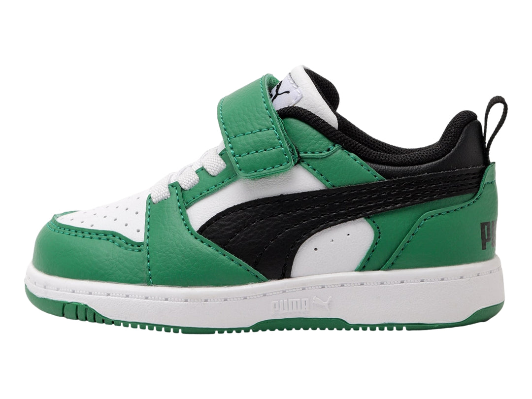 Tenis PUMA infantiles en colores verde, blanco y negro con correa de velcro y agujetas.