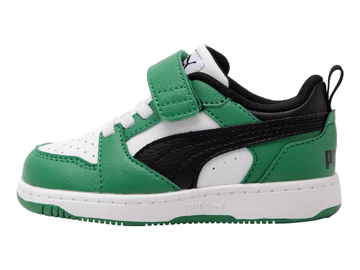 Tenis PUMA infantiles en colores verde, blanco y negro con correa de velcro y agujetas.