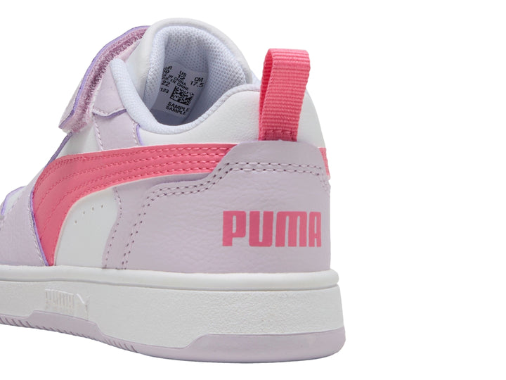 Tenis PUMA Rebound V6 Lo AC+ Infant en colores lila, rosa y blanco con cierre de velcro.