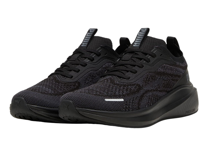 Tenis PUMA Skyrocket Lite en color negro y gris oscuro con tejido transpirable y suela deportiva.