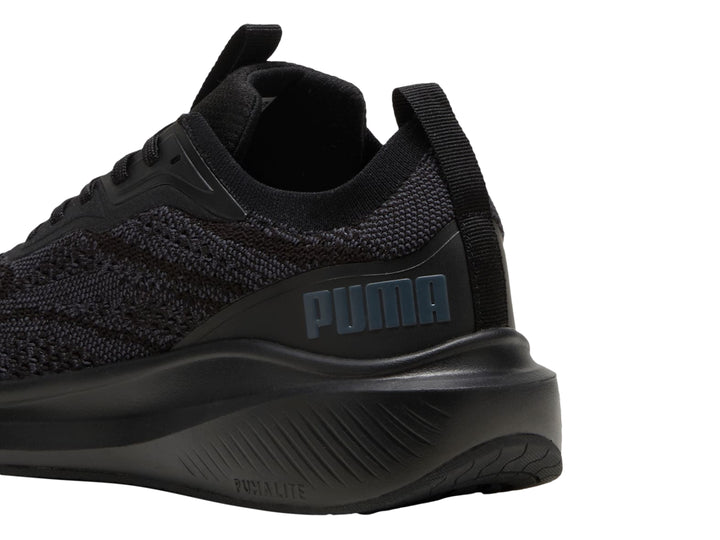 Tenis PUMA Skyrocket Lite en color negro y gris oscuro con tejido transpirable y suela deportiva.