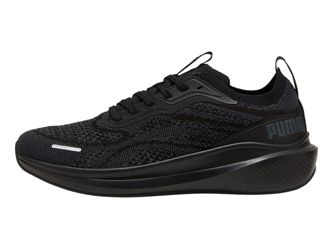 Tenis PUMA Skyrocket Lite en color negro y gris oscuro con tejido transpirable y suela deportiva.