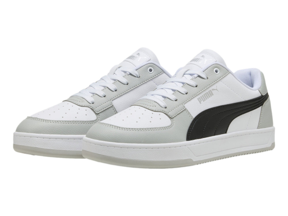 Tenis PUMA Caven 2.0 en color blanco y gris con franja negra, vista lateral.