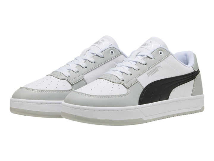 Tenis PUMA Caven 2.0 en color blanco y gris con franja negra, vista lateral.