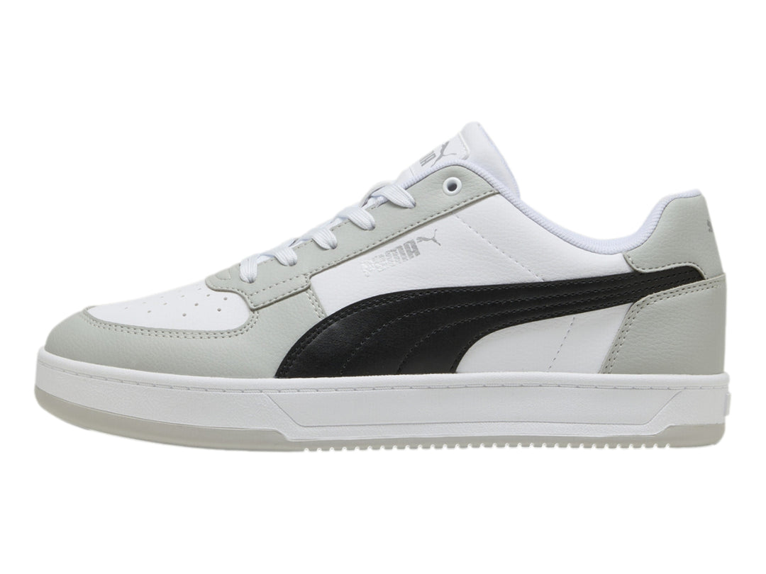 Tenis PUMA Caven 2.0 en color blanco y gris con franja negra, vista lateral.