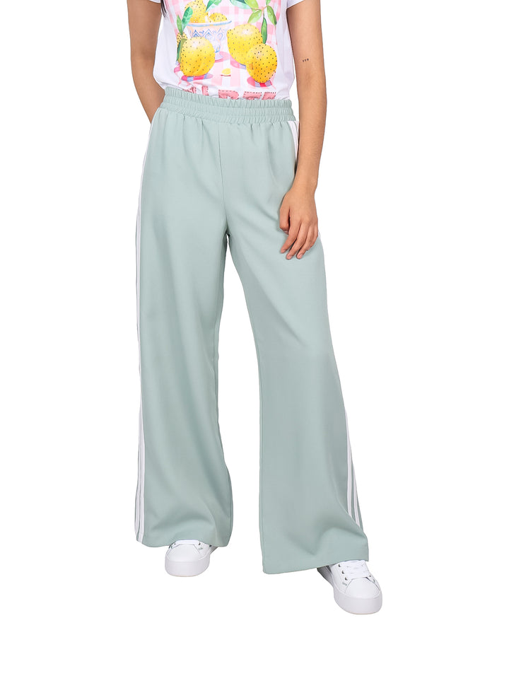 Pantalón de pierna ancha color menta con rayas blancas laterales y cintura elástica.