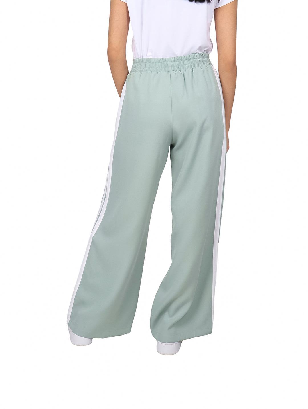 Pantalón de pierna ancha color menta con rayas blancas laterales y cintura elástica.