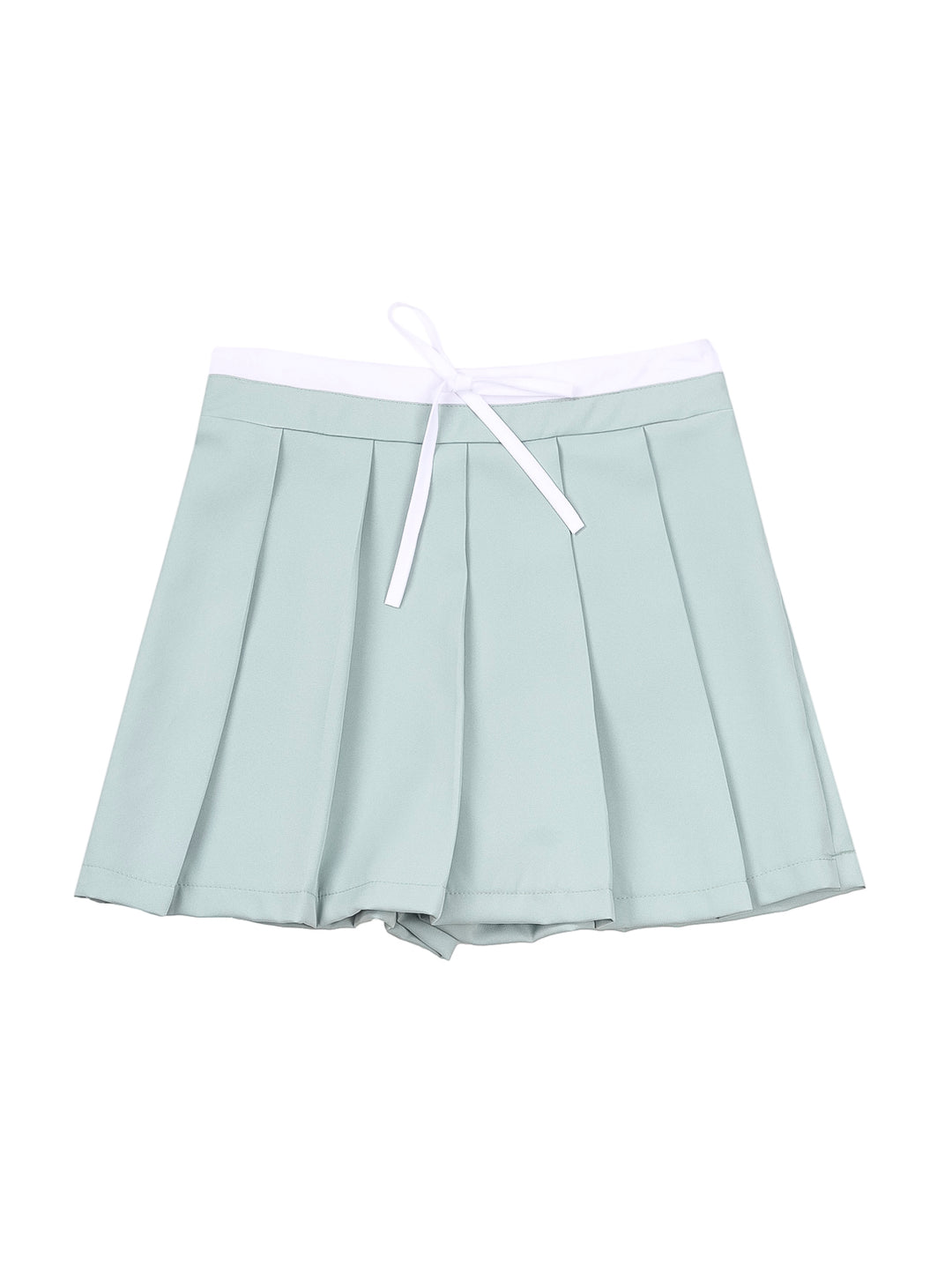 Mujer vistiendo una falda corta de color menta con tablones y cintura ajustable.