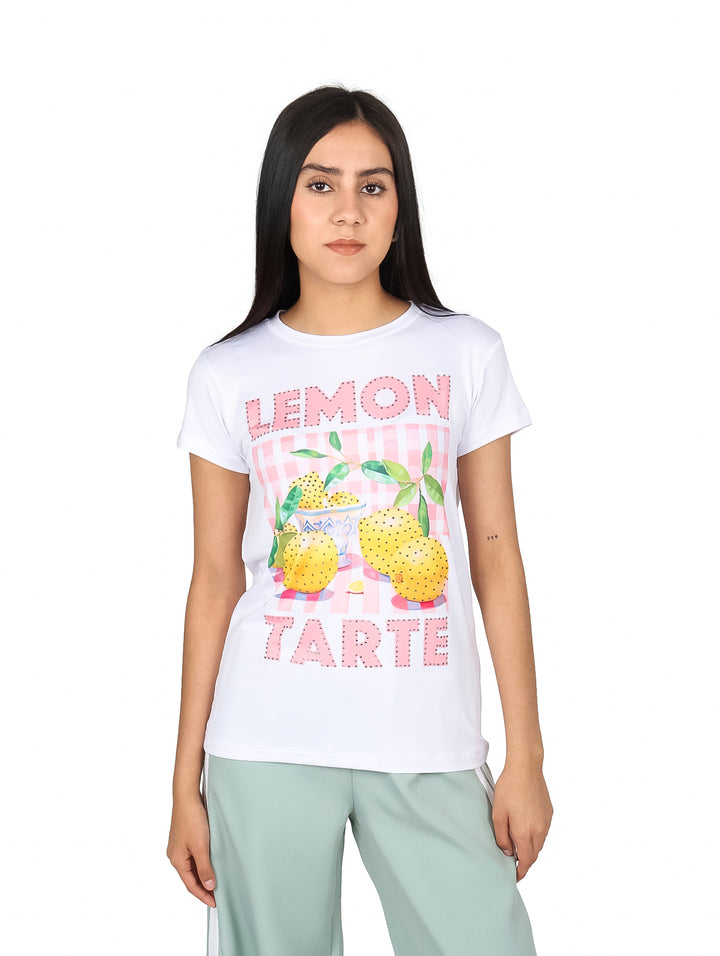 Blusa blanca de manga corta con estampado de limones y texto rosa que dice LEMON TARTE.