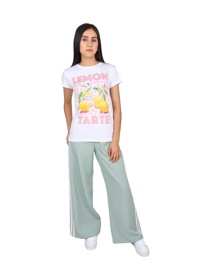 Blusa blanca de manga corta con estampado de limones y texto rosa que dice LEMON TARTE.