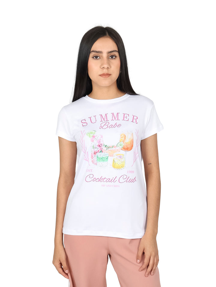 Blusa básica color blanco para mujer con estampado frontal de temática veraniega en tonos rosa y colores vivos.
