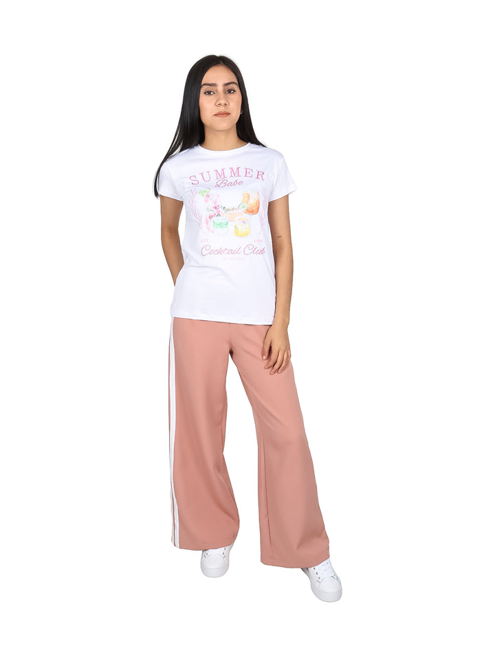 Blusa básica color blanco para mujer con estampado frontal de temática veraniega en tonos rosa y colores vivos.