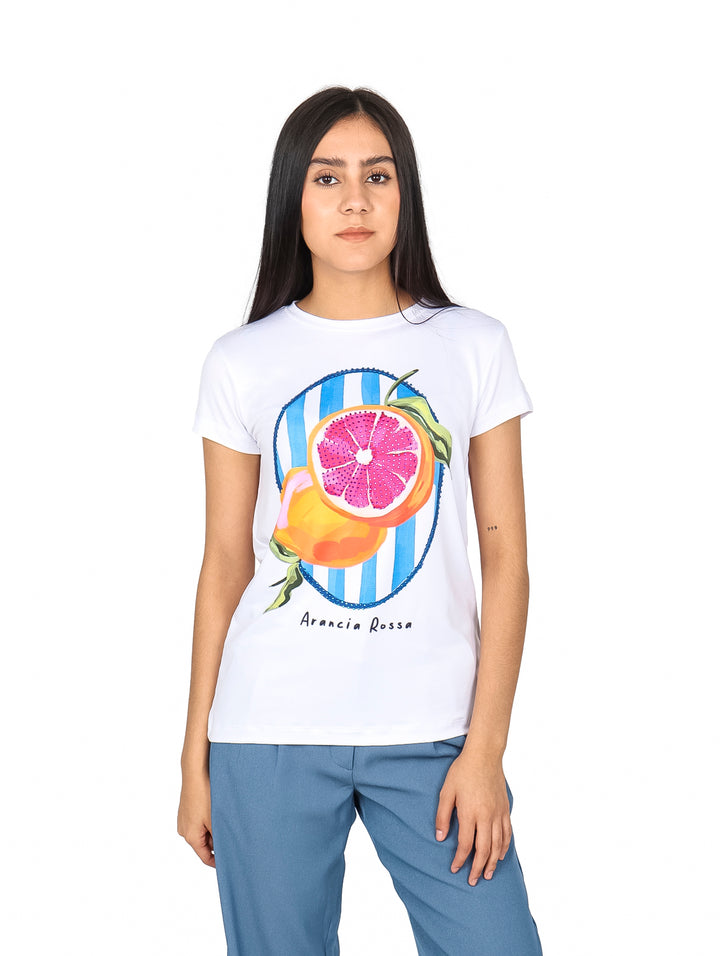 Blusa básica blanca de manga corta con estampado central de una naranja y rayas azules, modelo Mujer.