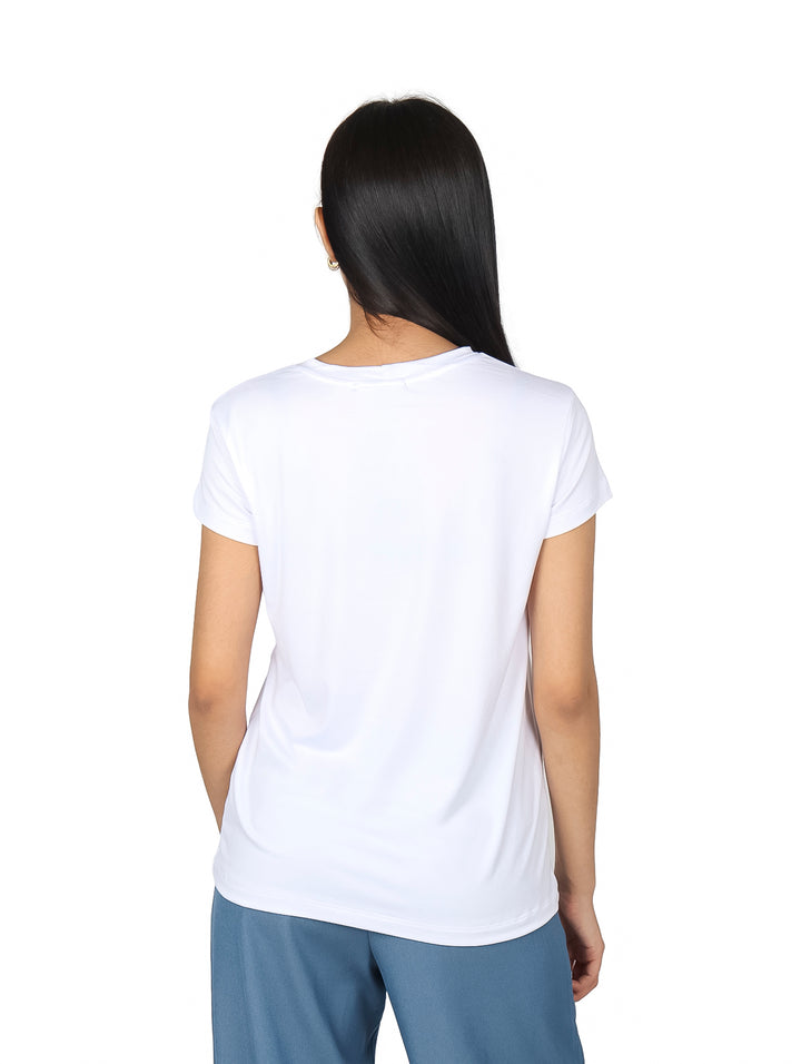 Blusa básica blanca de manga corta con estampado central de una naranja y rayas azules, modelo Mujer.