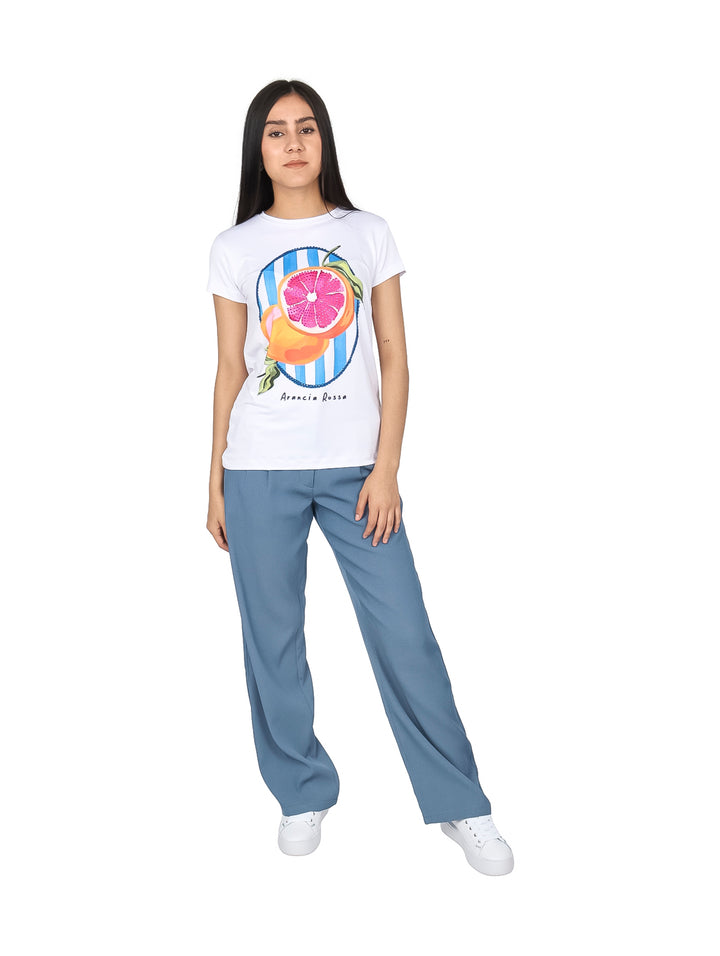 Blusa básica blanca de manga corta con estampado central de una naranja y rayas azules, modelo Mujer.