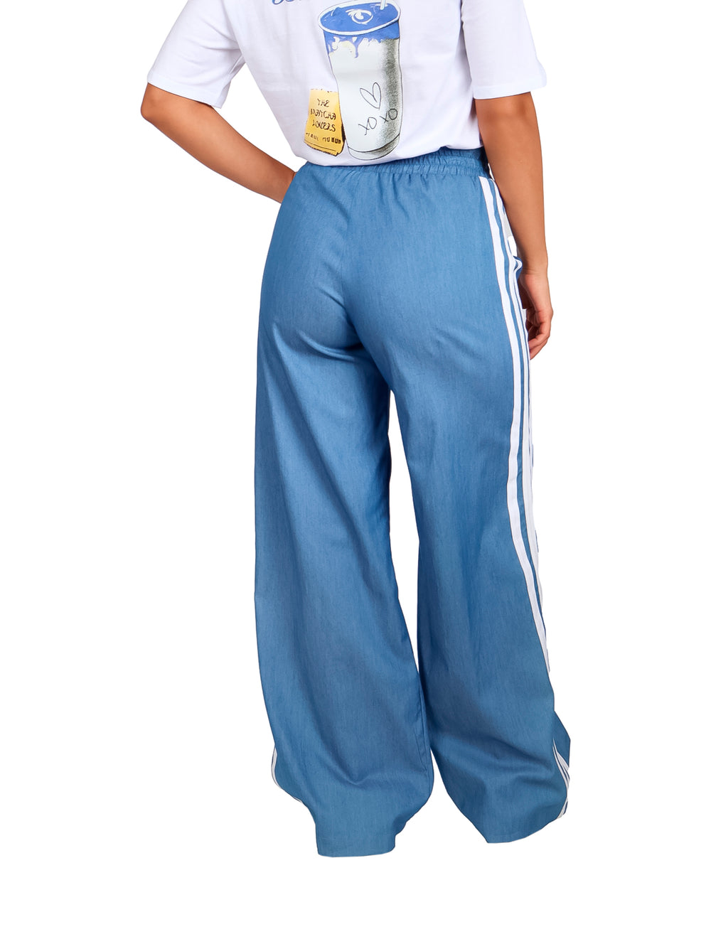Pantalón de mezclilla azul claro para mujer con cintura elástica y franjas blancas laterales en corte ancho.