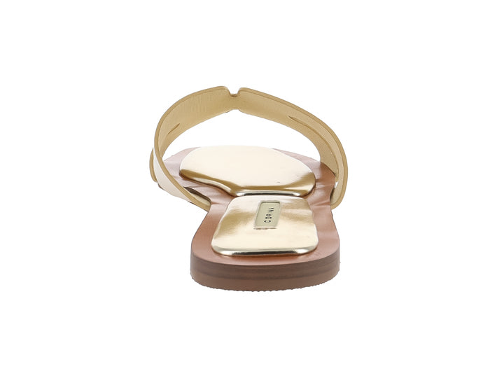 Sandalia plana para mujer en color oro metálico con tira ancha y suela café.