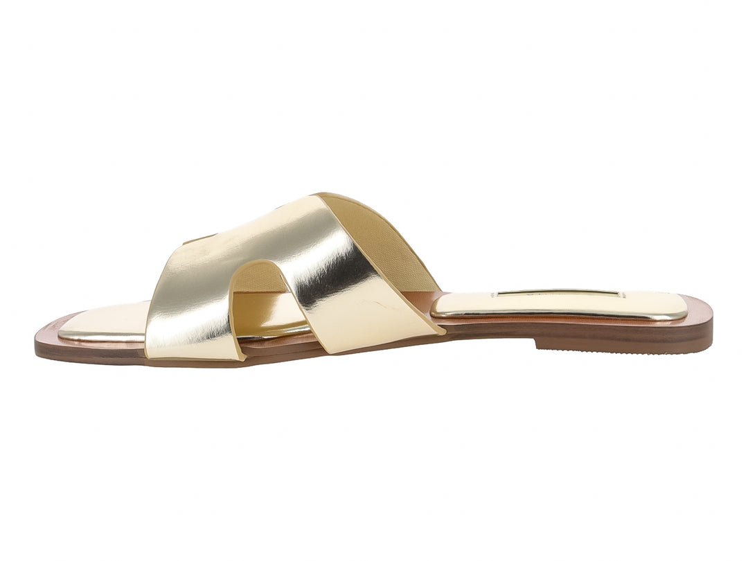 Sandalia plana para mujer en color oro metálico con tira ancha y suela café.