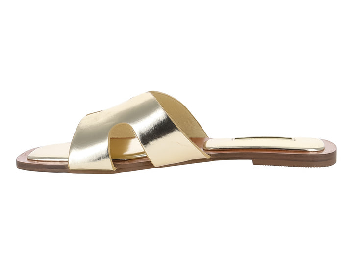 Sandalia plana para mujer en color oro metálico con tira ancha y suela café.