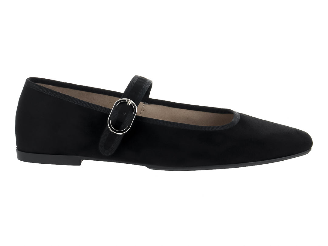 Zapato plano para mujer en color negro de gamuza con correa y hebilla plateada.