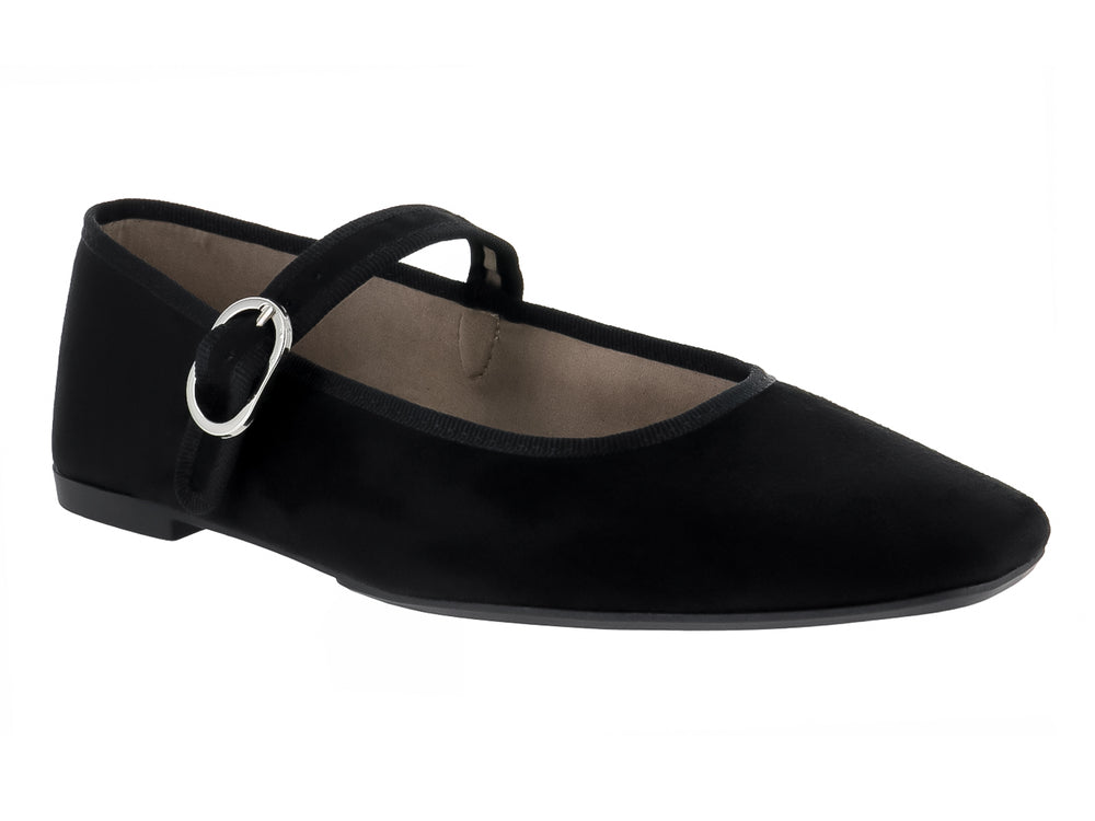 Zapato plano para mujer en color negro de gamuza con correa y hebilla plateada.