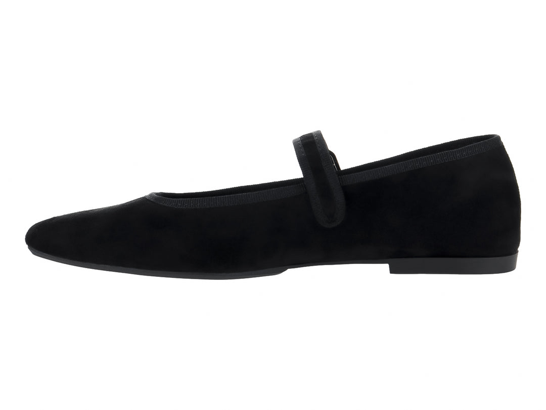 Zapato plano para mujer en color negro de gamuza con correa y hebilla plateada.