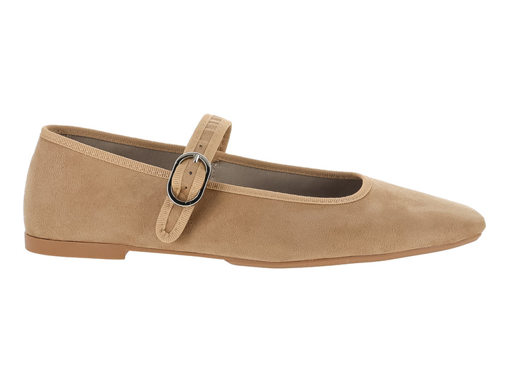 Zapato plano de gamuza color camel para mujer con correa y hebilla metálica.