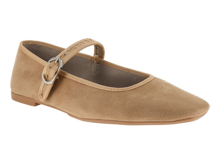 Zapato plano de gamuza color camel para mujer con correa y hebilla metálica.
