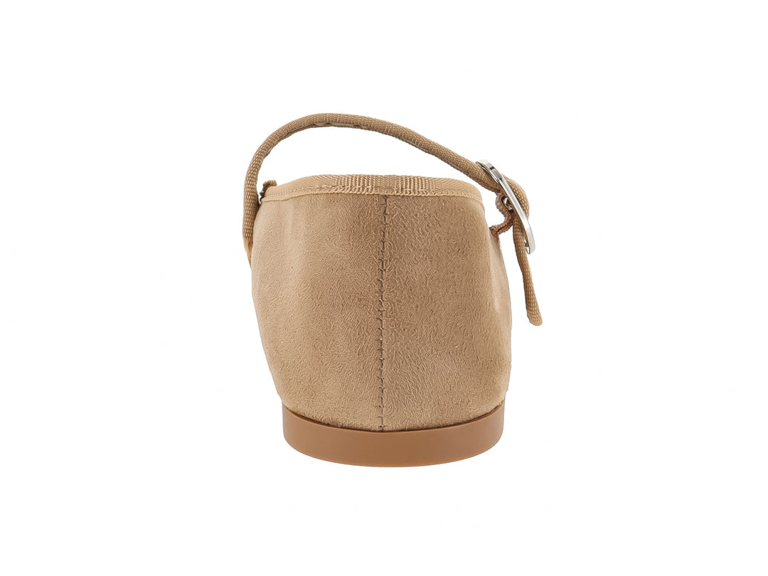 Zapato plano de gamuza color camel para mujer con correa y hebilla metálica.
